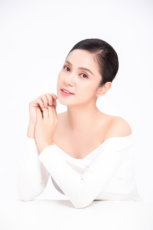 Với khuôn mặt đẹp và lối diễn xuất tự nhiên, Việt Trinh nhanh chóng trở thành ngôi sao “phòng vé” ở các rạp chiếu phim thời bấy giờ. Trong sự nghiệp, nữ diễn viên ghi dấu ấn qua hàng loạt bộ phim như “Người đẹp Tây Đô“, “Ngọc trong đá“, Vĩnh biệt mùa hè, Xương rồng đen... 