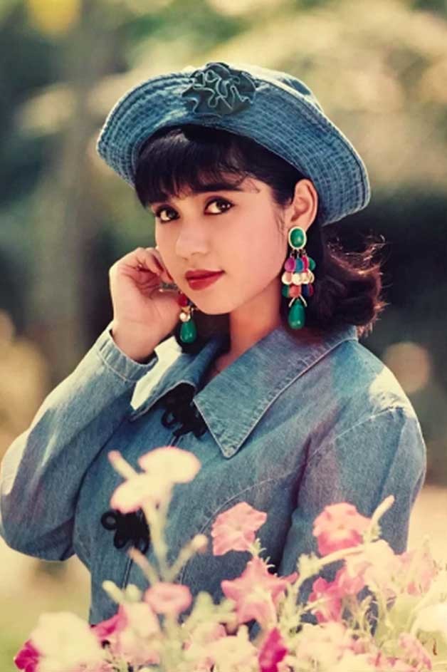 Việt Trinh sinh năm 1972, trong những năm thập niên 90, cô được xem là một diễn viên nữ nổi tiếng hàng đầu của điện ảnh Việt Nam. 