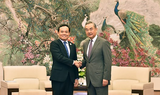 Phó Thủ tướng Chính phủ Trần Lưu Quang và Chủ nhiệm Văn phòng Ủy ban công tác Đối ngoại Trung ương, Bộ trưởng Bộ Ngoại giao Trung Quốc Vương Nghị. Ảnh: BNG