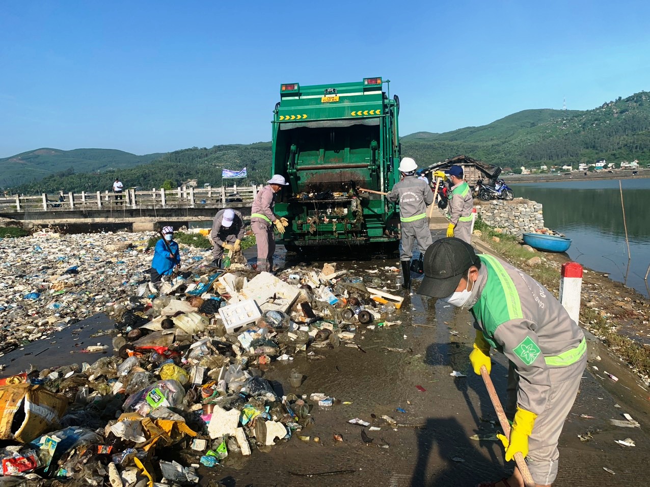 Sau buổi ra quân thu dọn rác tại đầm nước mặn Sa Huỳnh, nhiều hoạt động hưởng ứng Tháng ra quân vệ sinh môi trường năm 2023 của thị xã Đức Phổ sẽ được tổ chứ để xử lý các điểm nóng về ô nhiễm môi trường. Ảnh: Ngọc Viên