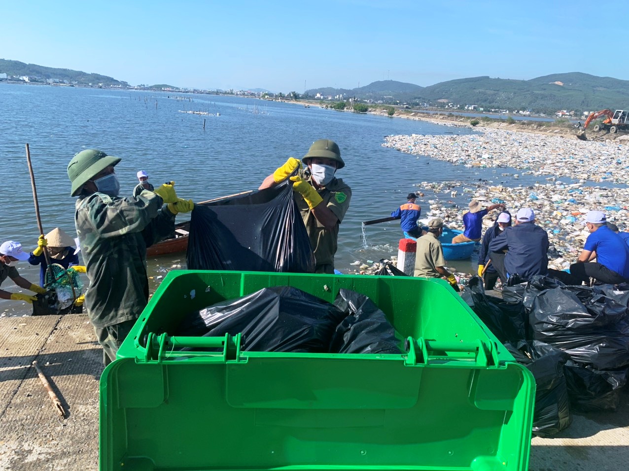 Rác thải được thu gom, chở đến nơi xử lý. Ảnh: Ngọc Viên