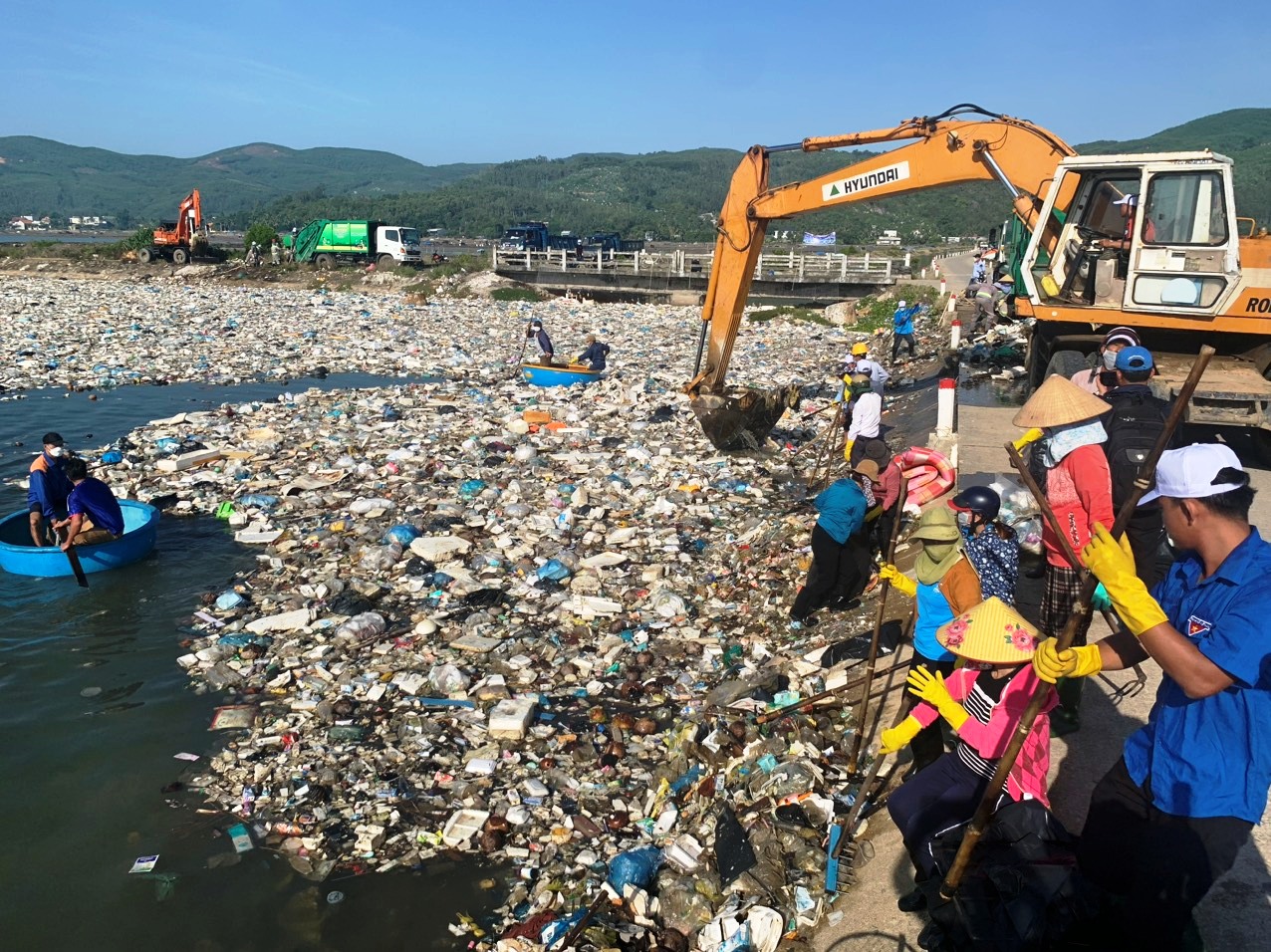 Các tình nguyện viên cùng nhiều phương tiện máy móc được huy động để dọn dẹp rác thải sinh hoạt. Ảnh: Ngọc Viên