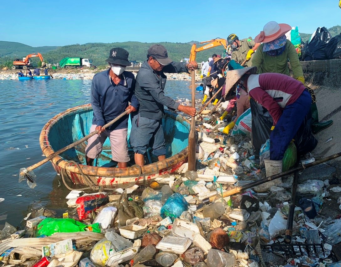 Người dân tình nguyện đi dọn rác. Ảnh: Ngọc Viên