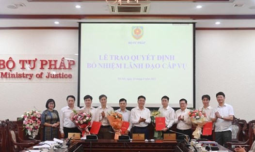 Bộ trưởng Bộ Tư pháp Lê Thành Long đã trao Quyết định bổ nhiệm lãnh đạo cấp Vụ cho 4 cán bộ. Ảnh: Bộ Tư pháp