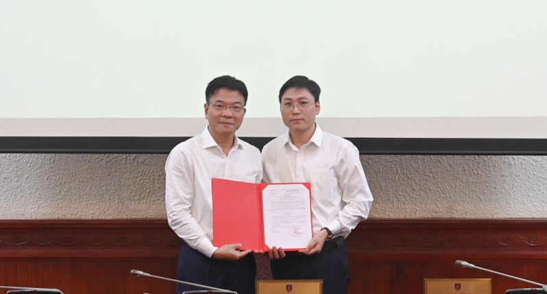Bộ trưởng Lê Thành Long trao quyết định bổ nhiệm ông Đỗ Xuân Quý làm Chánh Văn phòng Bộ Tư pháp. Ảnh: Bộ Tư pháp.