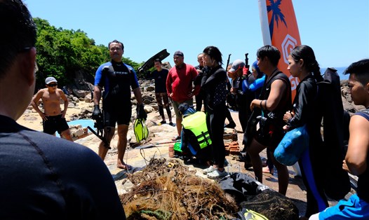 Hơn 30 thợ lặn tìm cắt lưới ma, cứu san hô Sơn Trà. Ảnh: Nguyên Thi