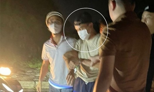 Nguyễn Đức Trung (giữa) khi bị bắt. Ảnh: CTV