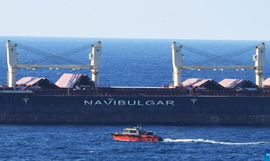 Tàu vận chuyển ngũ cốc từ Ukraina đến eo biển Bosphorus ở Istanbul, Thổ Nhĩ Kỳ, ngày 6.8.2022. Ảnh: Xinhua
