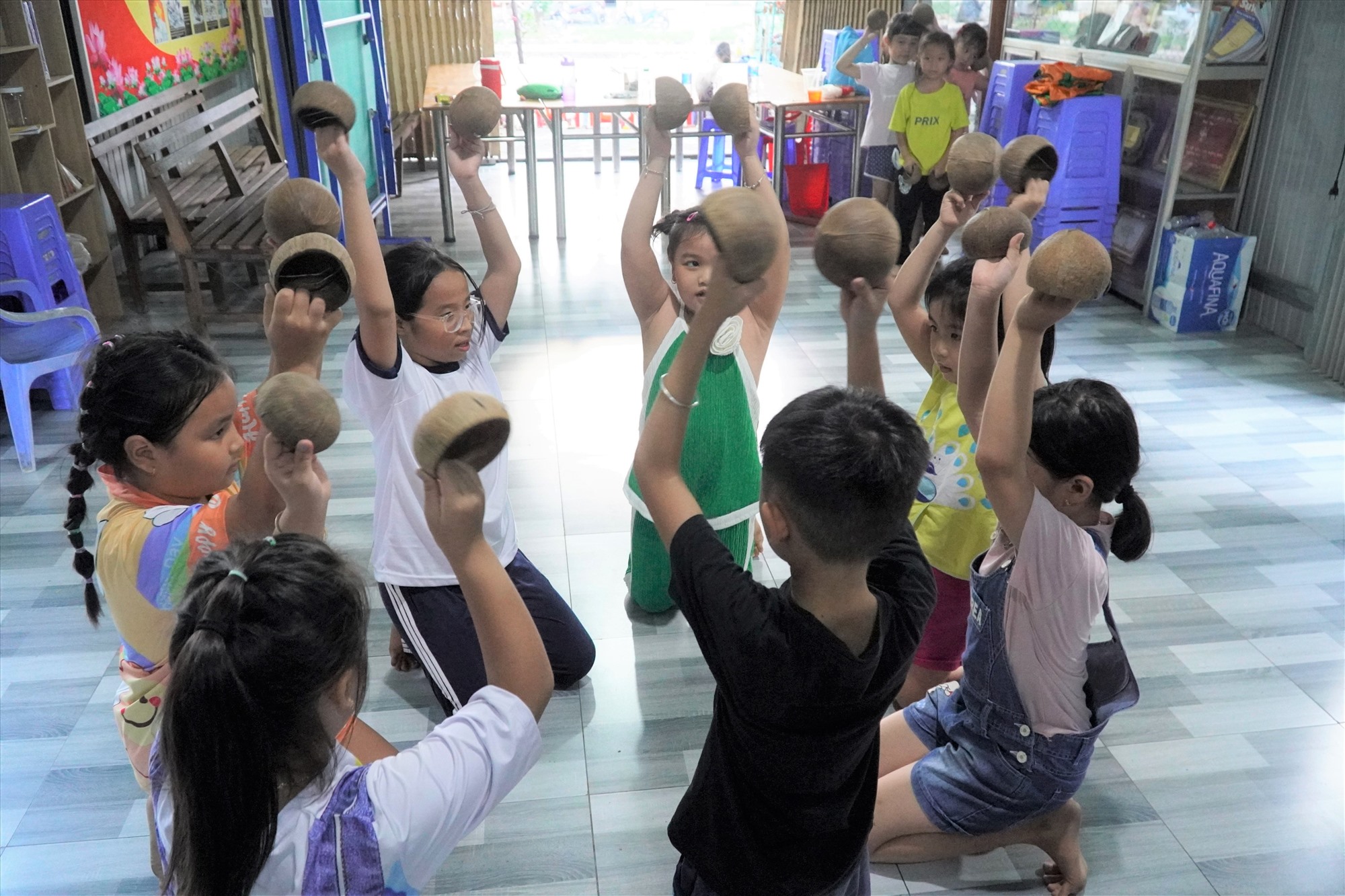 Chị Lê Trúc Lan Vy dạy múa cho các em thiếu nhi. Ảnh: Nguyên Chân