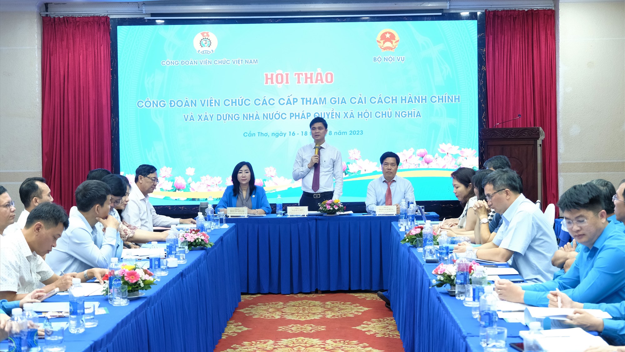 Đồng chí Ngọ Duy Hiểu, Phó Chủ tịch Tổng LĐLĐ Việt Nam, Chủ tịch Công đoàn viên chức Việt Nam phát biểu tại Hội thảo. Ảnh: Phong Linh