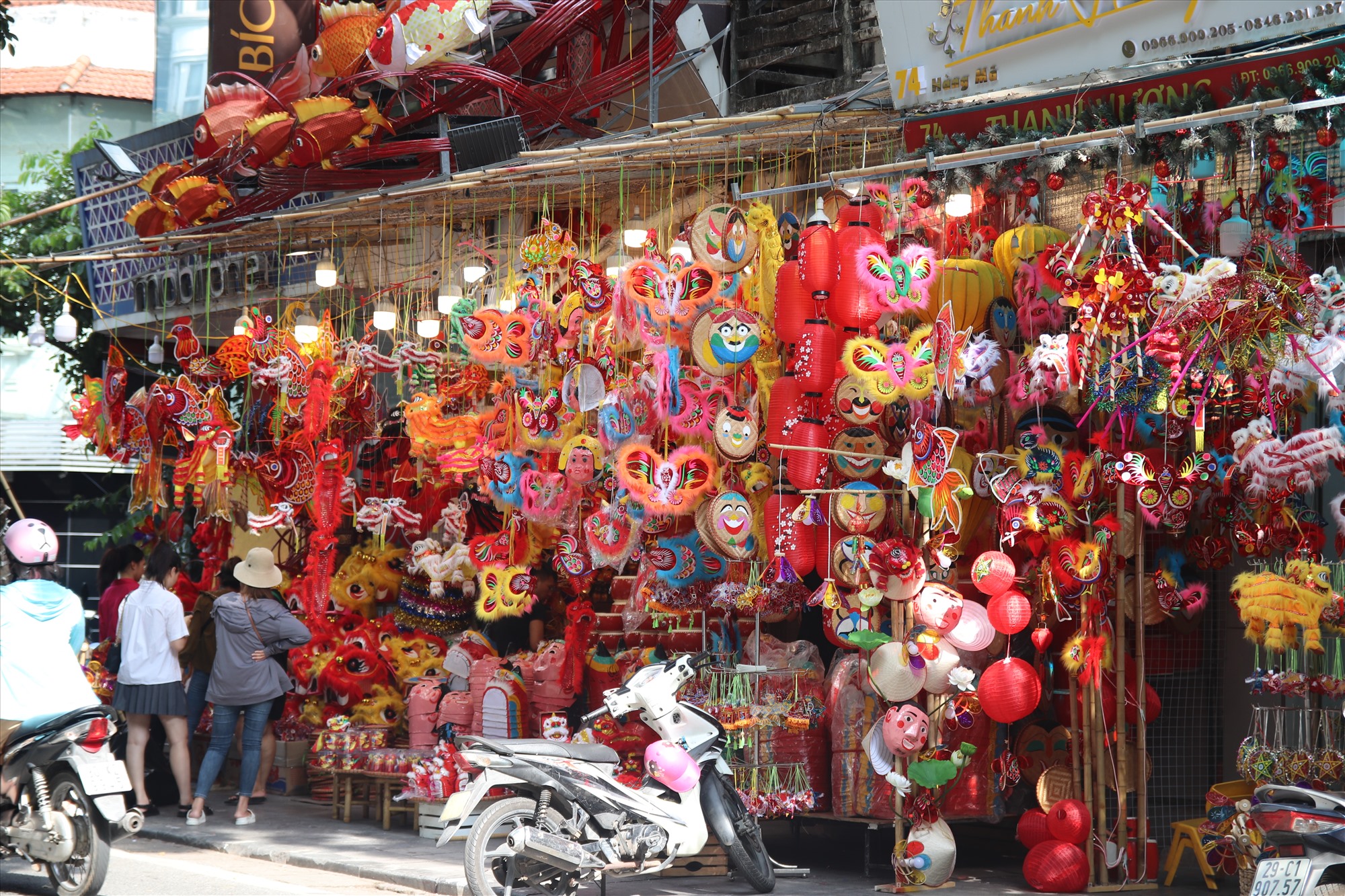 Hàng Mã là một trong những con phố nằm trong khu phố cổ của người Hà Nội. Nơi đây, nổi tiếng với sản phẩm thủ công truyền thống, đồ trang trí bằng giấy. Do vậy, trước Rằm tháng Tám, nơi đây lại kinh doanh các loại đồ chơi trẻ em phục vụ Tết Trung thu.