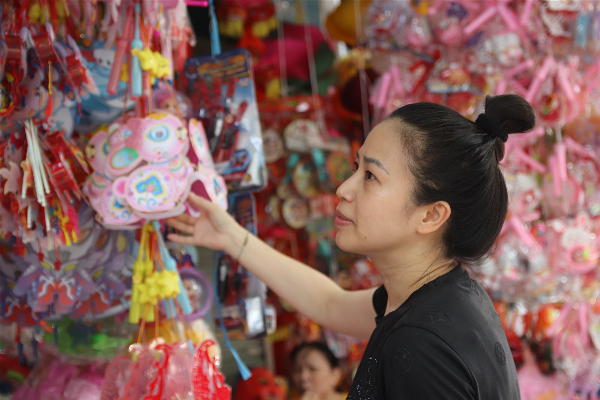 Theo chia sẻ của chị Hà Trang- chủ cửa hàng kinh doanh tại phố Hàng Mã, các sản phẩm đồ chơi truyền thống được sản xuất tại Việt Nam chiếm khoảng 60%, 40% còn lại là hàng nhập ngoại từ năm trước. ''Năm nay giá cả không có nhiều biến động so với năm trước. Vì lo kinh tế khó khăn, người dân thắt chặt chi tiêu nên chúng tôi chỉ dám nhập hàng cầm chừng'', chị Hà Trang nói.