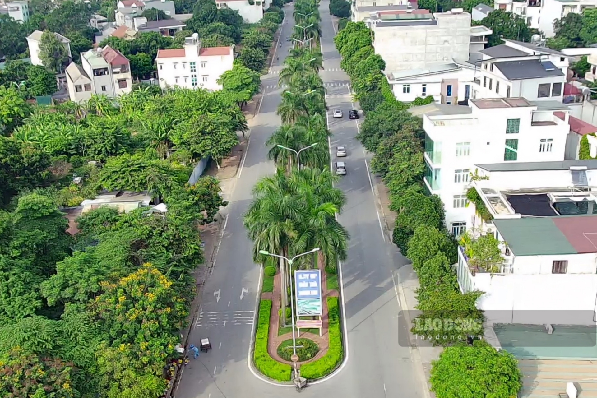 Những năm qua, TP Việt Trì, tỉnh Phú Thọ phát triển nhanh chóng về hạ tầng giao thông, nhiều tuyến đường mới được đầu tư xây dựng; nhiều tuyến đường cũ được cải tạo, nâng cấp khiến cho bộ mặt của thành phố này ngày càng khang trang, hiện đại. Ảnh đường Hòa Phong kéo dài còn hàng cây cau vua: Tô Công.