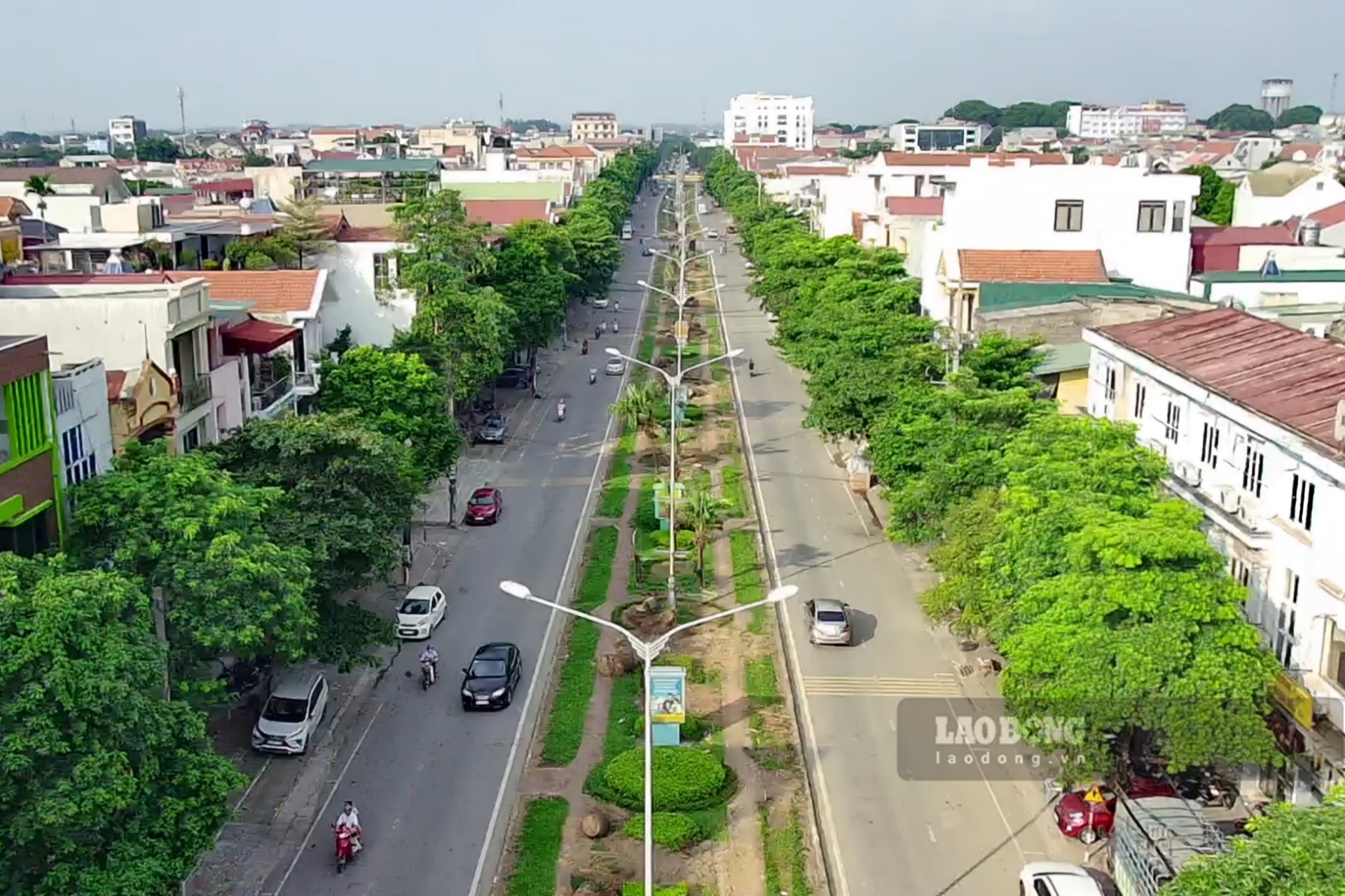 Có mặt tại TP Việt Trì những ngày giữa tháng 8, phóng viên Báo Lao Động ghi nhận, tuyến đường Quang Trung (hay còn gọi là đường Hòa Phong) đoạn nối Đại lộ Hùng Vương và đường Nguyễn Tất Thành đang là một công trường thi công. Ảnh: Tô Công.