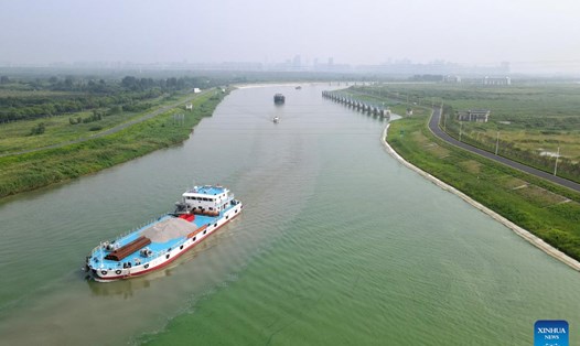 Tàu chạy trên tuyến đường mới của dự án chuyển nước từ sông Dương Tử đến sông Hoài Hà, ngày 16.8.2023. Ảnh: Xinhua