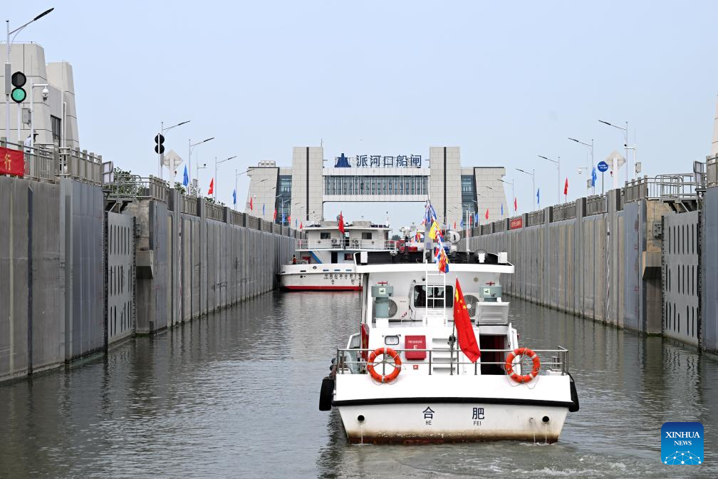 Dự án chuyển nước từ sông Dương Tử đến sông Hoài Hà dài 723 km và mất 6 năm để xây dựng. Trong ảnh: Tàu xếp hàng chờ đi qua âu tàu Paihekou ở tỉnh An Huy ngày 16.8.2023. Ảnh: Xinhua