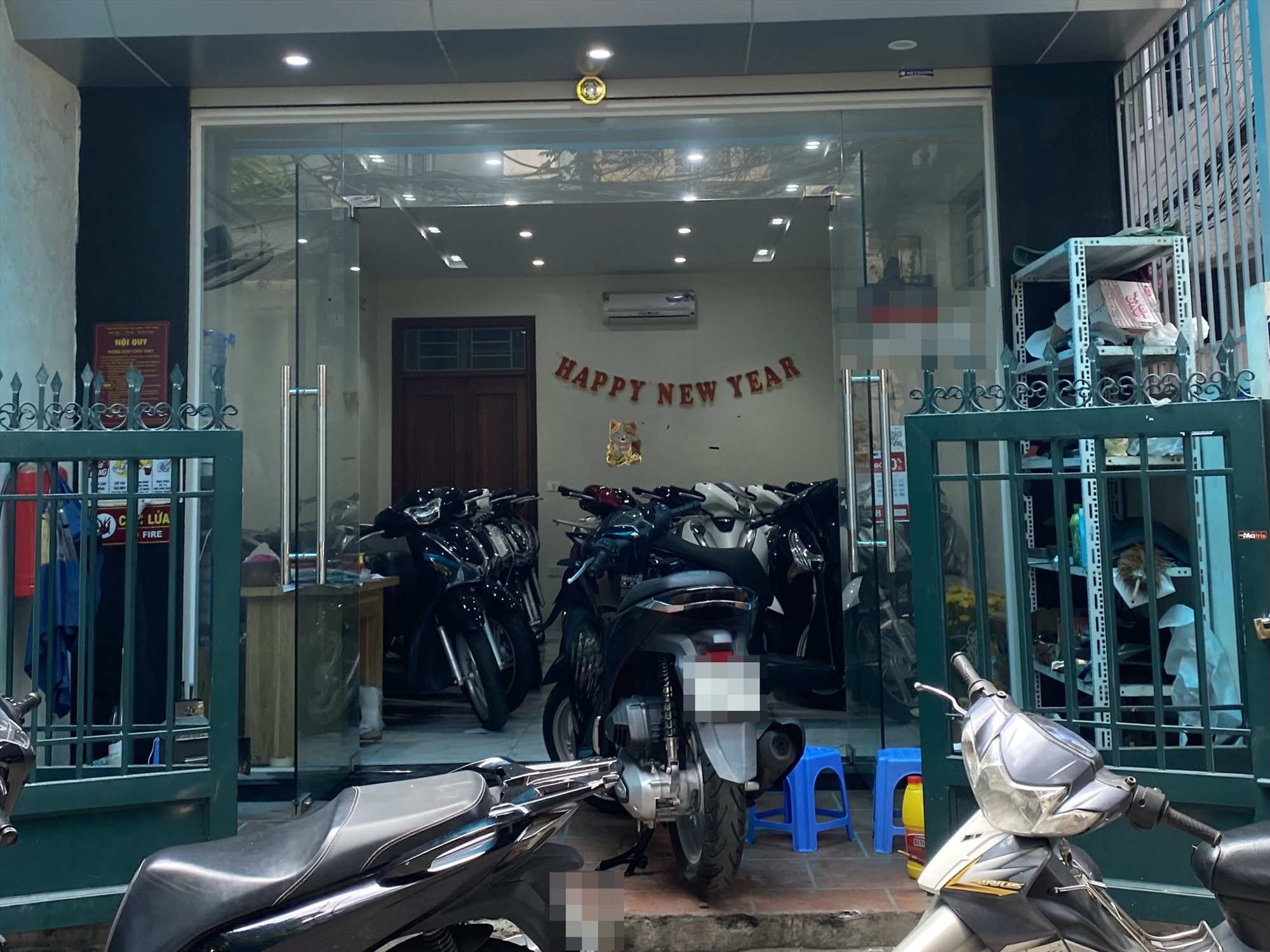 Một cửa hàng xe máy tại phố Chùa Hà vắng bóng khách mua. Ảnh: Vĩnh Hoàng