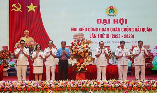 Phó Chủ tịch Tổng LĐLĐ Việt Nam Huỳnh Thanh Xuân tặng hoa chúc mừng Đại hội Công đoàn Quân chủng Hải quân. Ảnh: Mai Dung