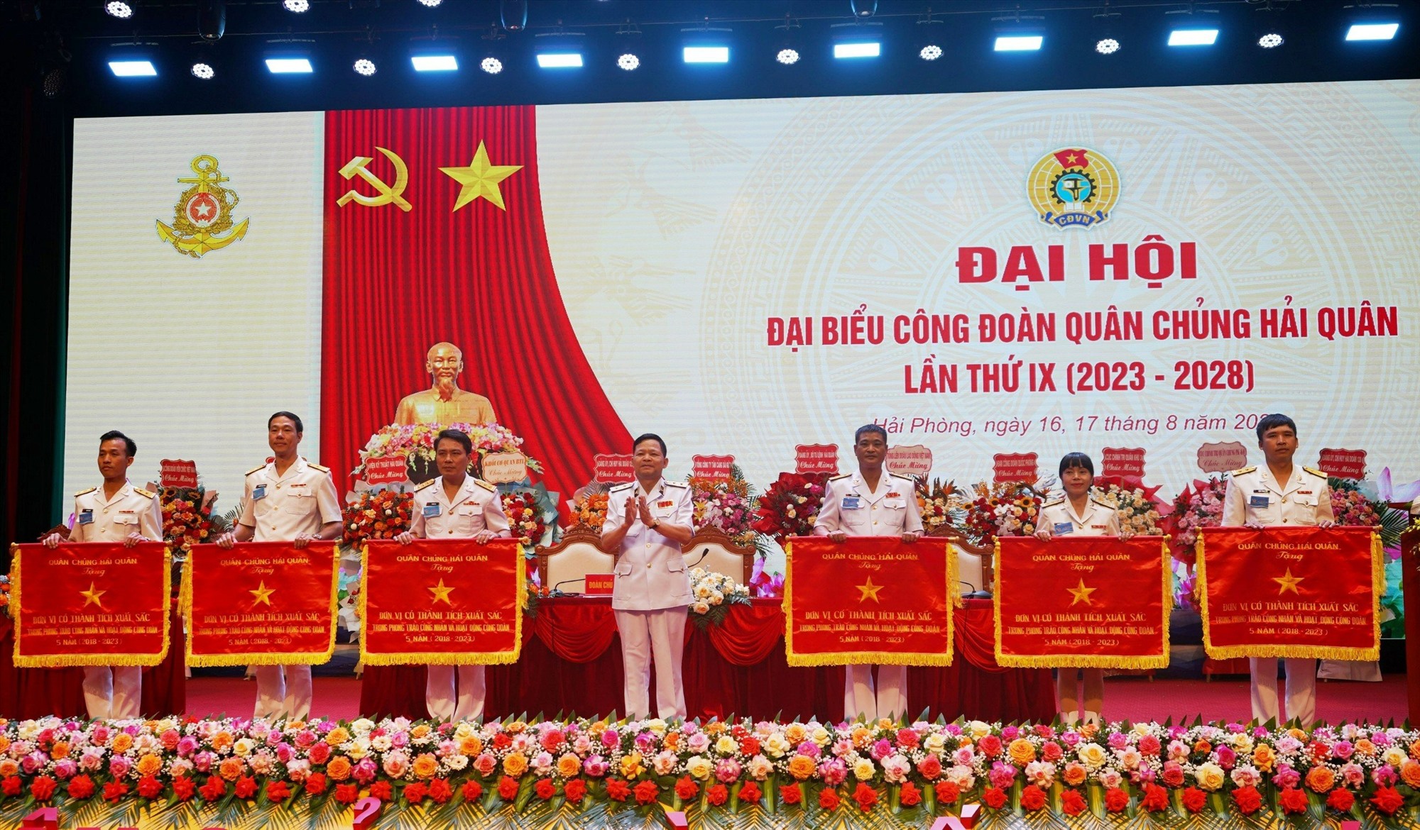 Trung tướng Đoàn Văn Bổng tặng cờ thưởng cho các đơn vị xuất sắc, tiêu biểu. Ảnh: Mai Dung