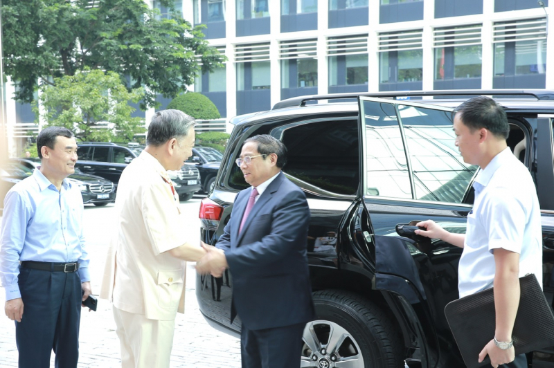 Bộ trưởng Tô Lâm vinh dự đón Thủ tướng Phạm Minh Chính đến dự Đại hội thành lập Hội Cựu CAND Việt Nam.