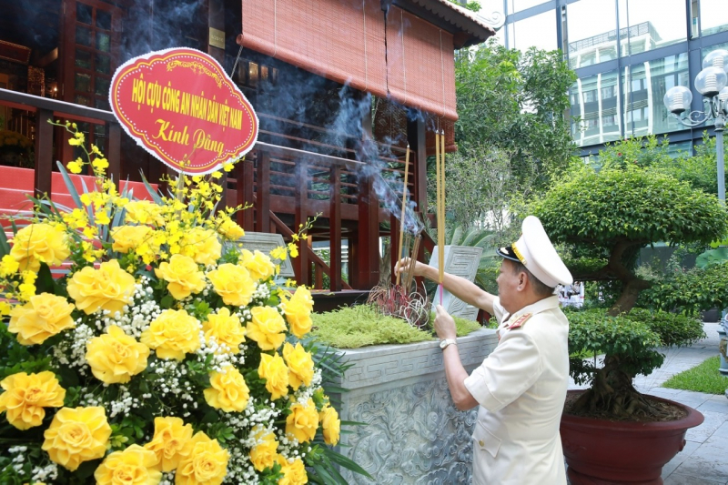 Thượng tướng Lê Quý Vương, Trưởng Ban vận động thành lập Hội Cựu CAND Việt Nam dâng hương tưởng niệm Chủ tịch Hồ Chí Minh tại Nhà tưởng niệm Chủ tịch Hồ Chí Minh tại trụ sở Bộ Công an.  