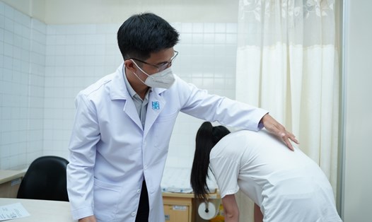 Bác sĩ khám cho người bệnh. Ảnh: Bệnh viện Đại học Y Dược TP Hồ Chí Minh 