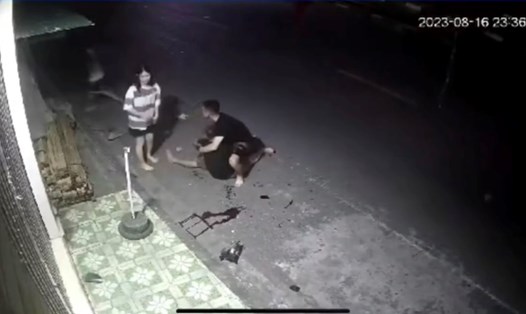Ngồi bên đường, người đàn ông bị xe ô tô con đâm tử vong ở Nam Định. Ảnh chụp màn hình