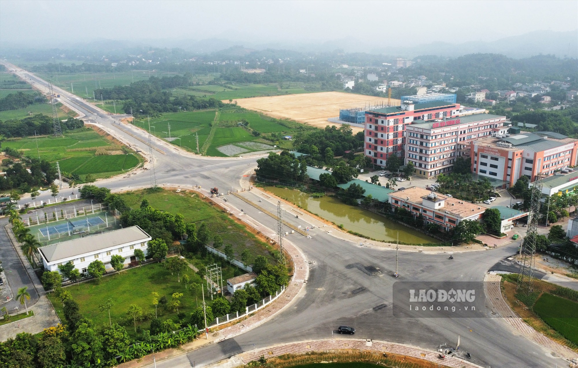 Dự án đường trục phát triển đô thị từ TP Tuyên Quang đi trung tâm huyện Yên Sơn được khởi công đầu tháng 11.2021 với chiều dai 10,02km, tổng mức đầu tư 635 tỉ đồng. Đây được đánh giá là con đường giao thông cấp II quy mô, đồng bộ tiêu chuẩn đô thị của tỉnh miền núi Tuyên Quang.