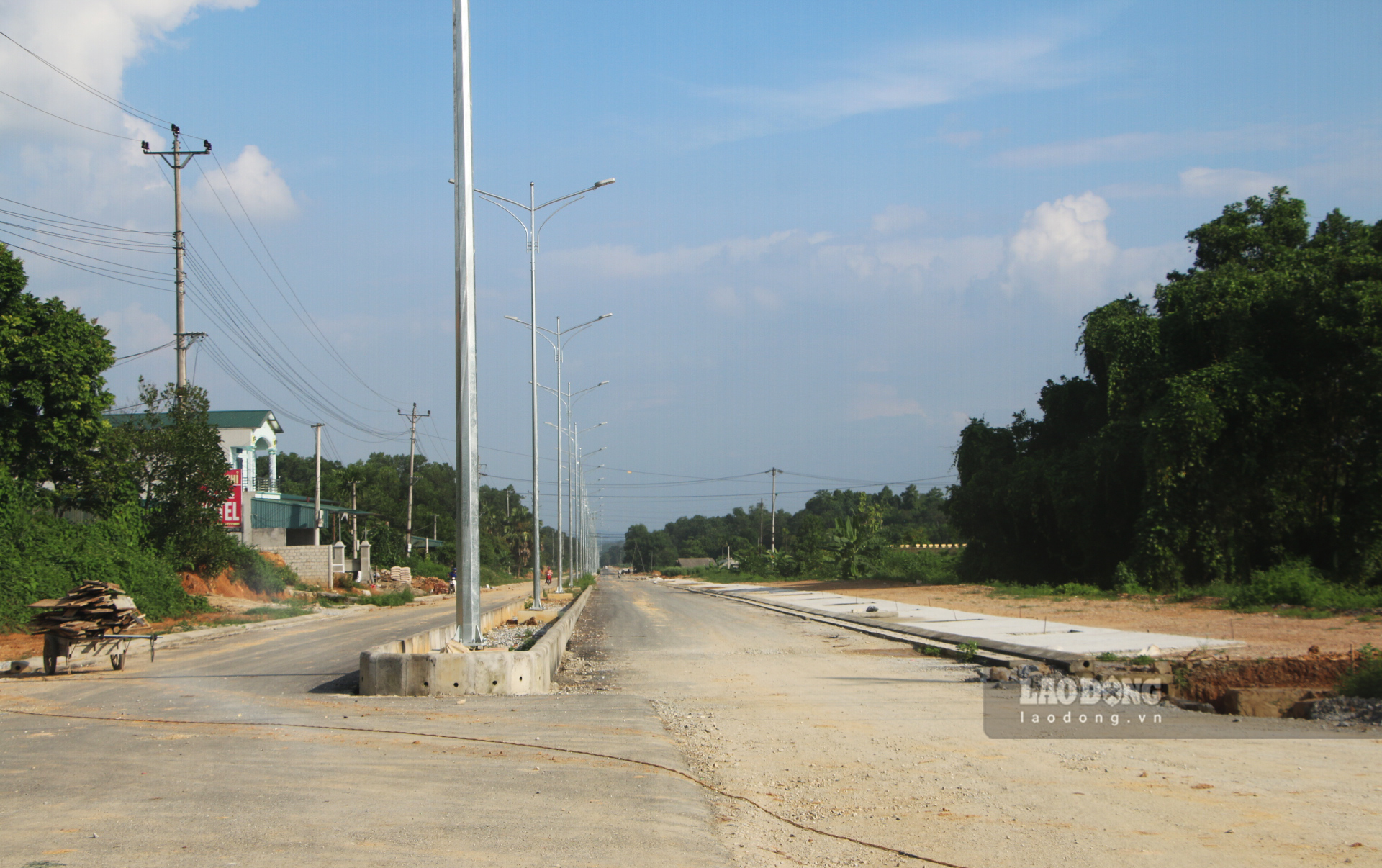 Đoạn đi quan trung tâm huyện Yên Sơn hiện đã hoàn thành trải nhựa lớp 1 phần mặt đường. Hệ thống chiếu sáng được bố trí trên dải phân cách giữa.