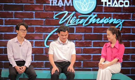 Hai anh em khiếm thị Đào Văn Thơm và Đào Tấn Thảo tham gia chương trình "Trạm yêu thương". Ảnh: VTV