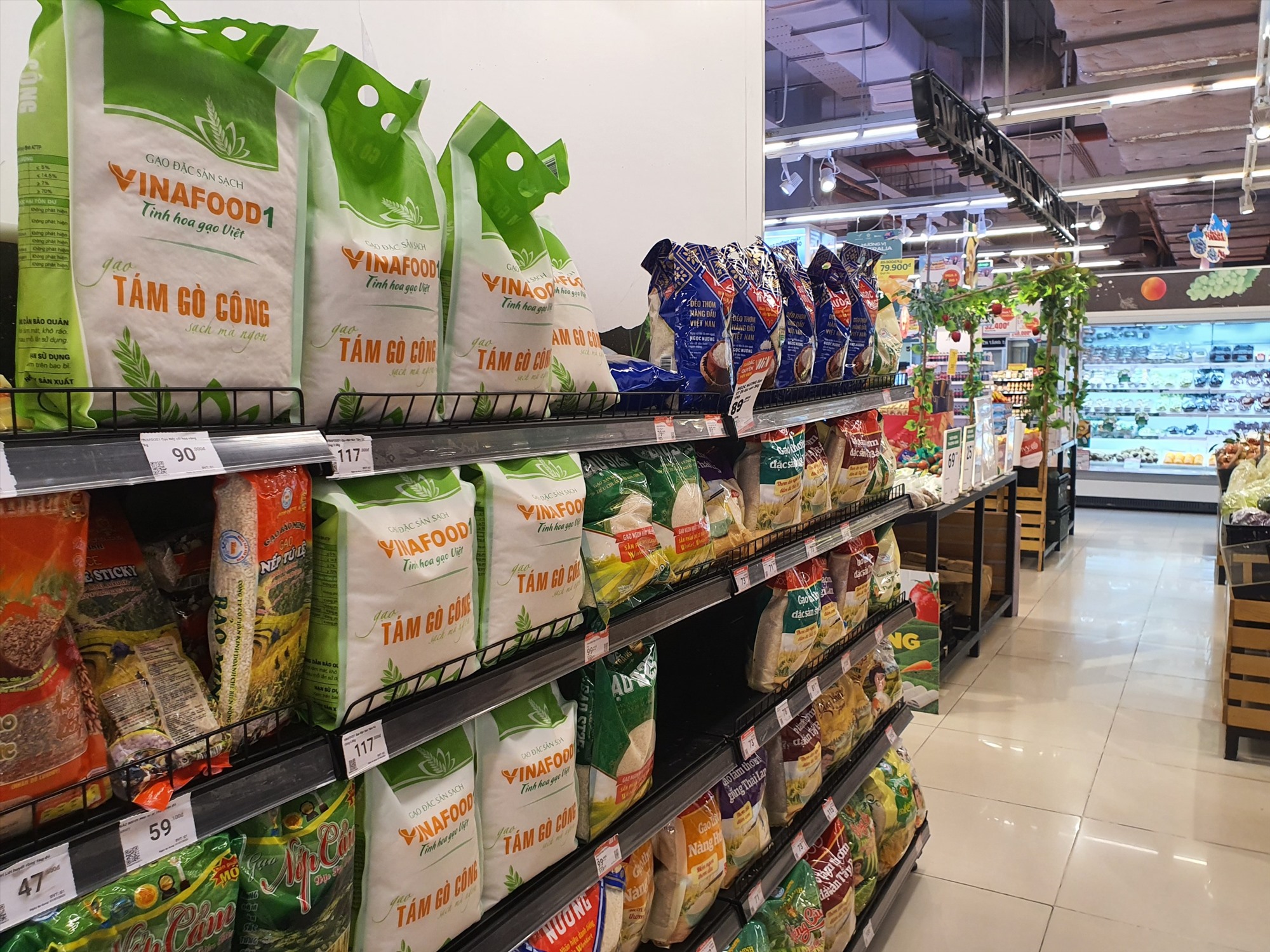 Giá gạo bán lẻ tại một số siêu thị, chợ dân sinh có xu hướng giảm. Ảnh: Phan Anh