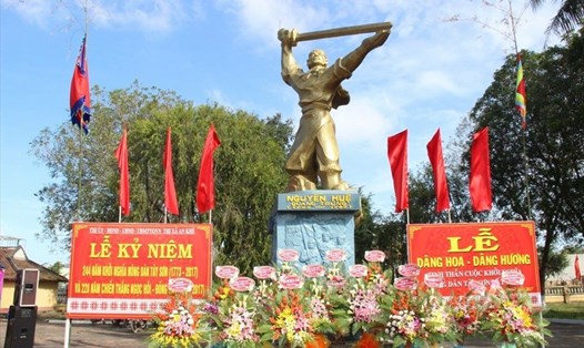 Tượng Vua Quang Trung - Nguyễn Huệ tại Di tích Tây Sơn thượng đạo. Ảnh Thị xã An Khê