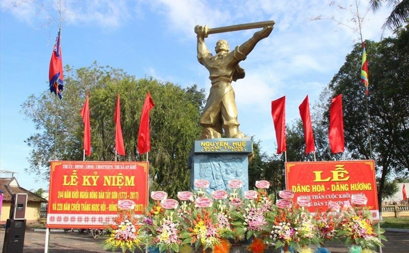 Tượng Vua Quang Trung - Nguyễn Huệ tại Di tích Tây Sơn thượng đạo. Ảnh Thị xã An Khê