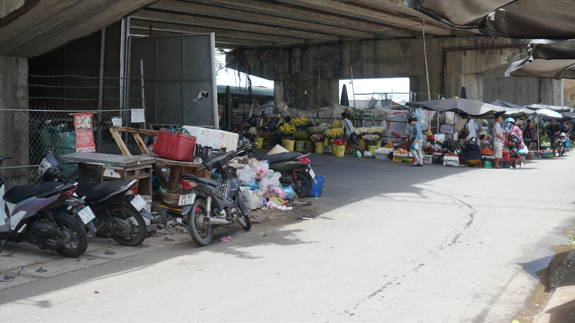 Theo ghi nhận của Lao Động, tại gầm cầu Cái Răng (phía bờ quận Cái Răng, TP Cần Thơ) bị lấn chiếm làm nơi làm nơi bày bán nông sản, thức ăn, nơi đậu xe của các quán cà phê.