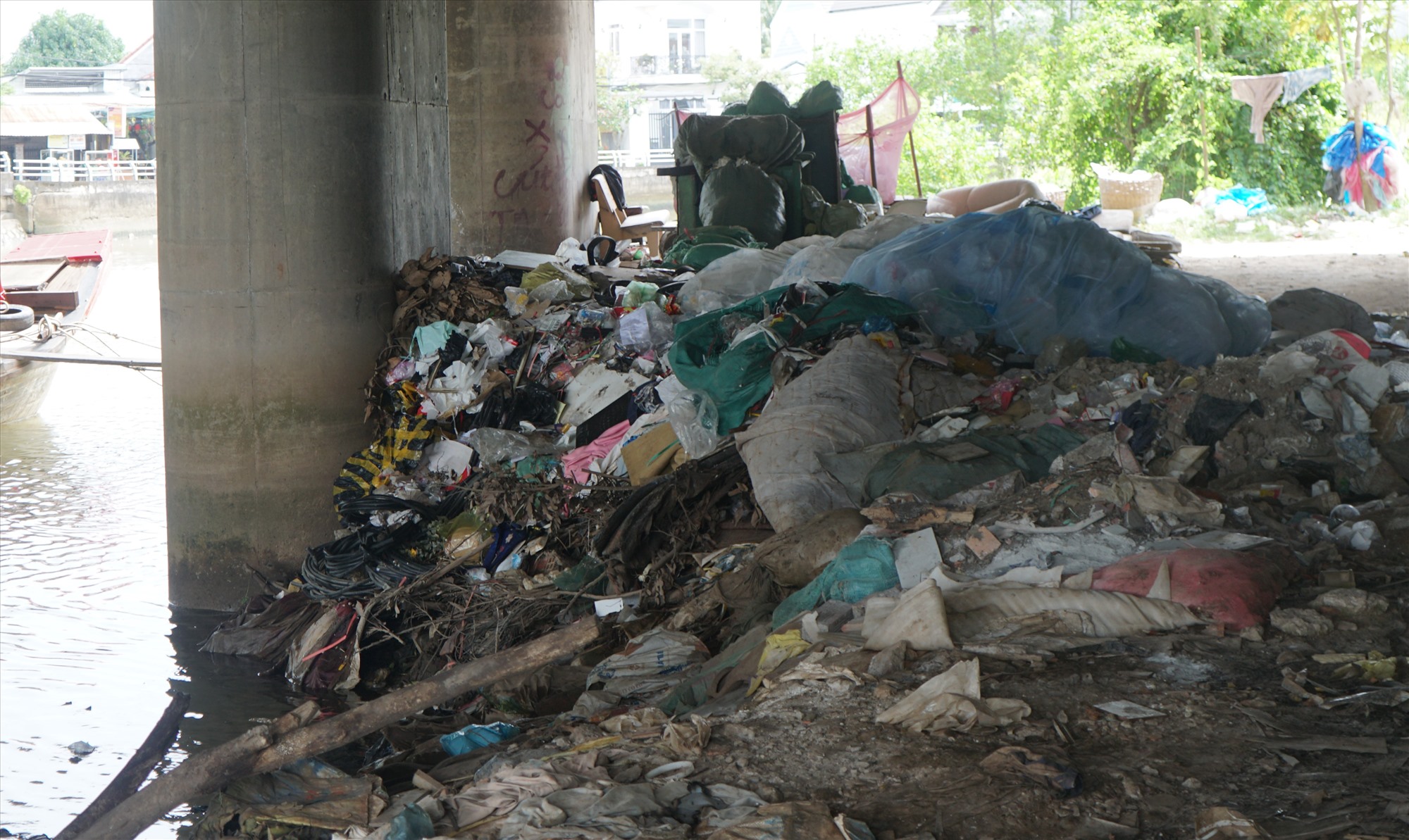 Gầm cầu Gạch Ngỗng 2 (quận Ninh Kiều, TP Cần Thơ) ngập trong rác, bóc mùi hôi thối gây mất mỹ quan đô thị và ảnh hưởng đến cuộc sống sinh hoạt, kinh doanh của nhiều hộ dân trong khu vực. 