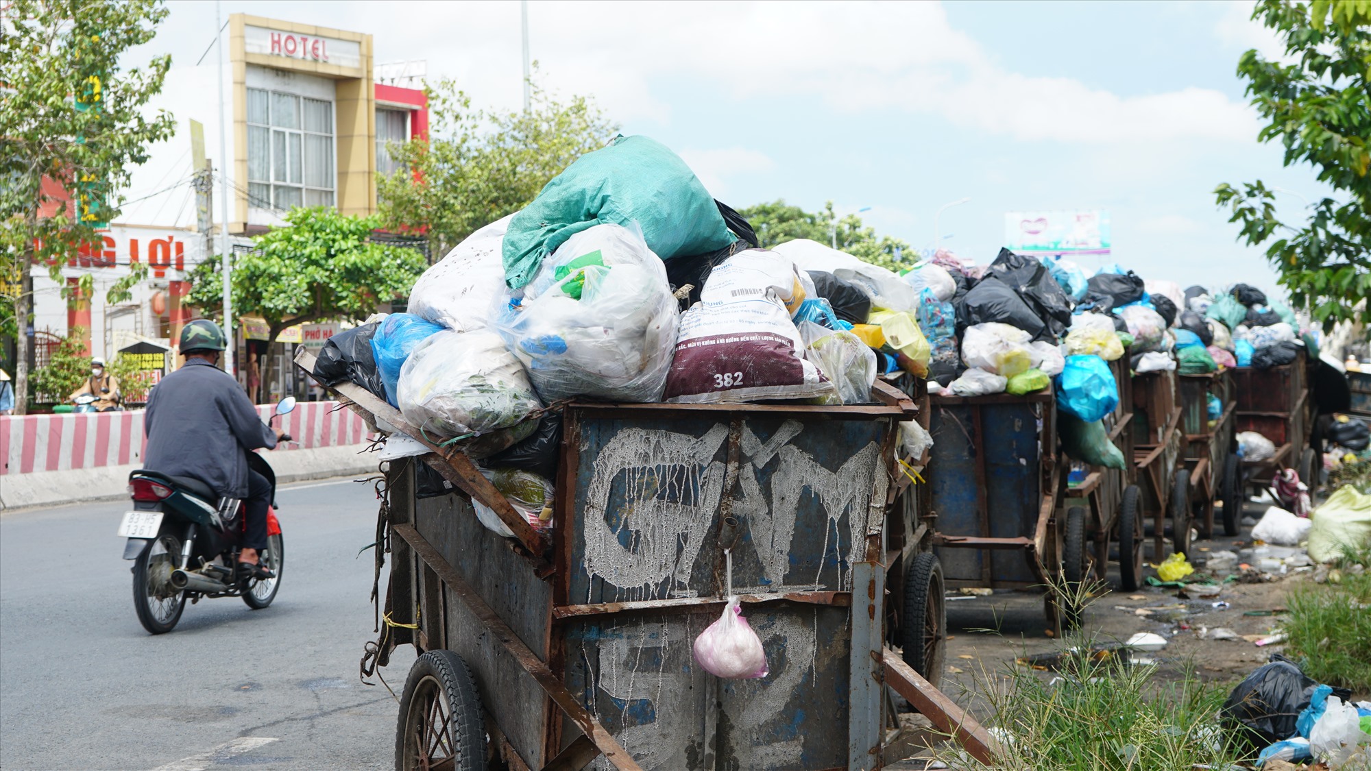 Không chỉ có gầm cầu, dưới chân cầu Hưng Lợi ( quận Ninh Kiều, TP Cần Thơ ) cũng có một bãi tập kết rác. Các xe rác đậu thành hàng dài làm ảnh hưởng đến bộ mặt của cửa ngõ TP Cần Thơ. 