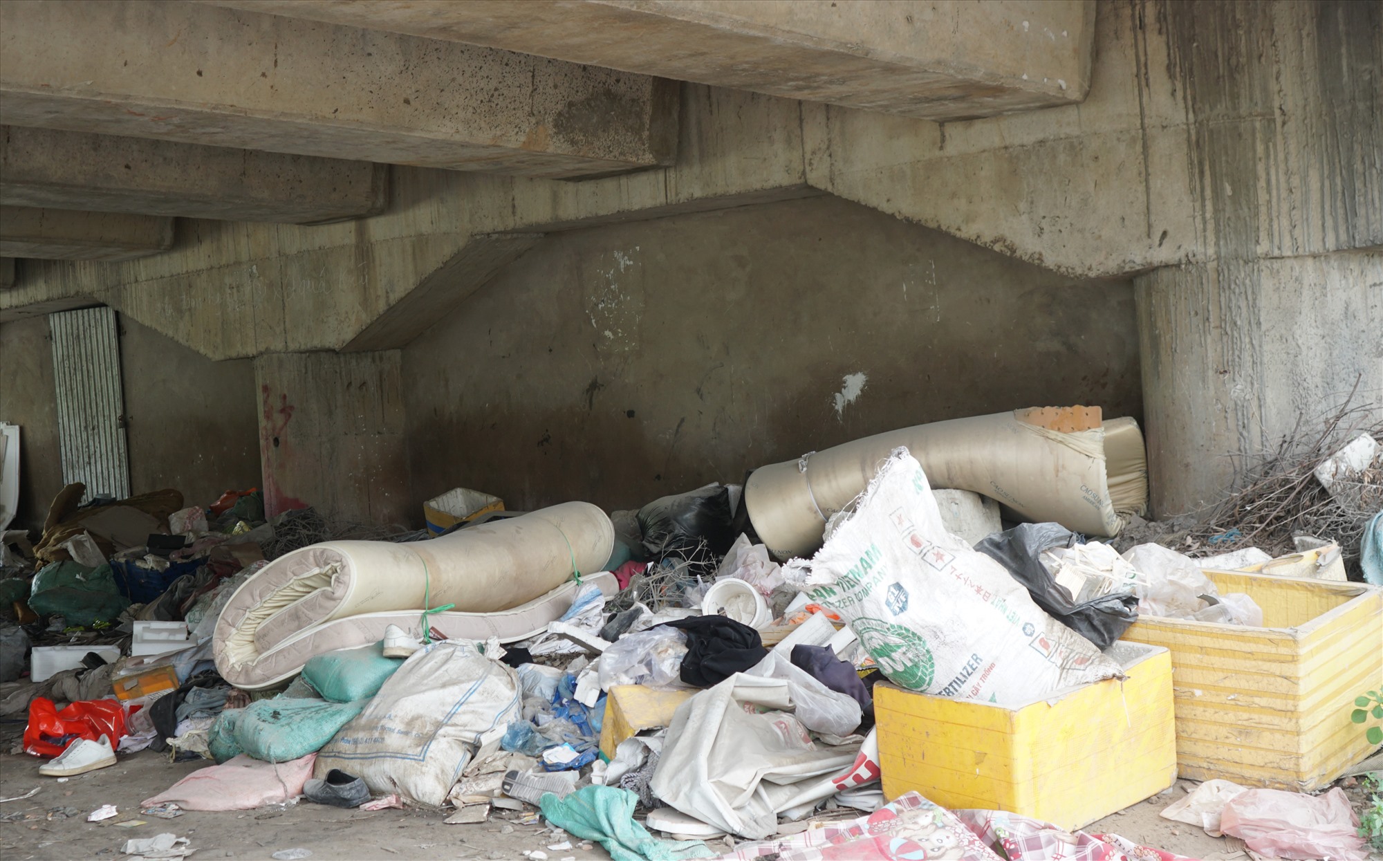 Dưới gầm cầu Hưng Lợi cũng xuất hiện một số bãi rác nhỏ gồm rác thải sinh hoạt, nệm, ... bị vứt bừa bãi.
