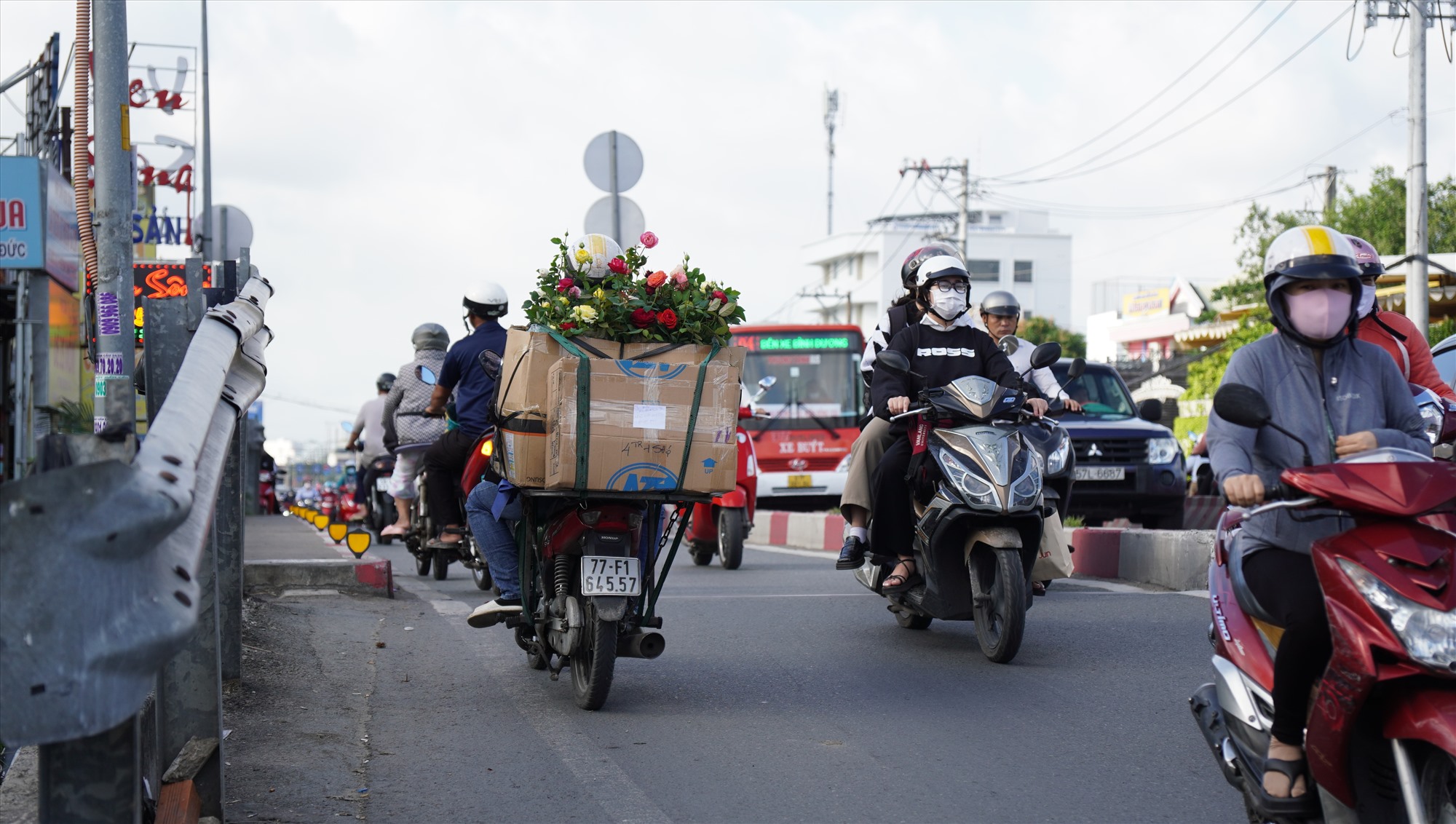 Nhiều phương tiện bất chấp nguy hiểm, chen chúc giữa dòng xe đông đúc để đi ngược chiều lên cầu Ông Dầu.