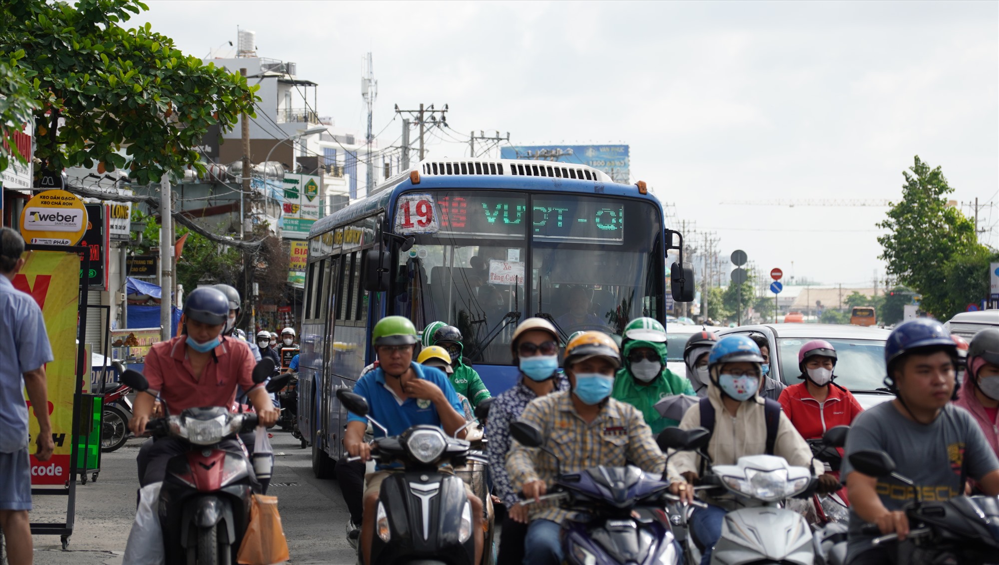 Xe buýt cũng kẹt cứng giữa dòng phương tiện.