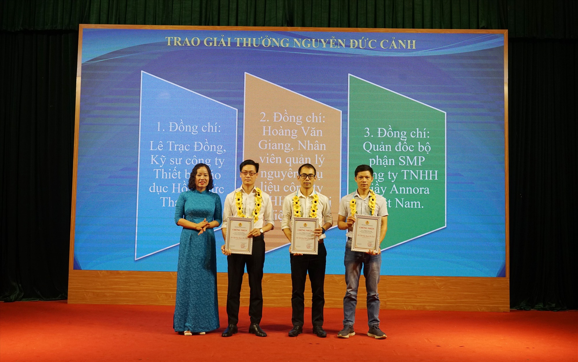 Đại diện lãnh đạo LĐLĐ tỉnh Thanh Hóa trao Giải thưởng Nguyễn Đức Cảnh lần thứ IV - năm 2023 cho 3 cá nhân. Ảnh: Quách Du