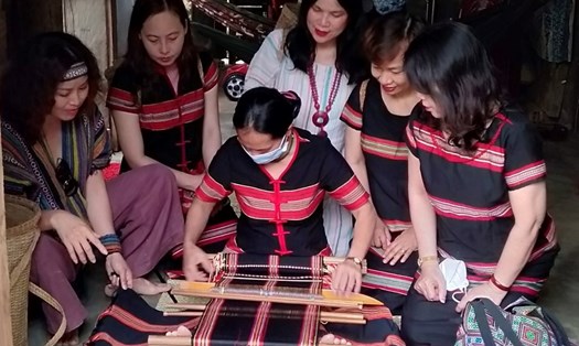 Đồng bào Cơ Tu (xã Hoà Bắc, huyện Hoà Vang) phát triển du lịch cộng đồng từ những bản sắc văn hóa truyền thống. Ảnh: Thanh Tân