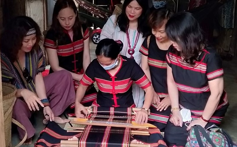 Đồng bào Cơ Tu (xã Hoà Bắc, huyện Hoà Vang) phát triển du lịch cộng đồng từ những bản sắc văn hóa truyền thống. Ảnh: Thanh Tân