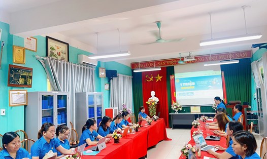 Đoàn viên công đoàn Trường TH Đa Mai tham gia cập nhật sáng kiến. Ảnh: LĐLĐ thành phố Bắc Giang 