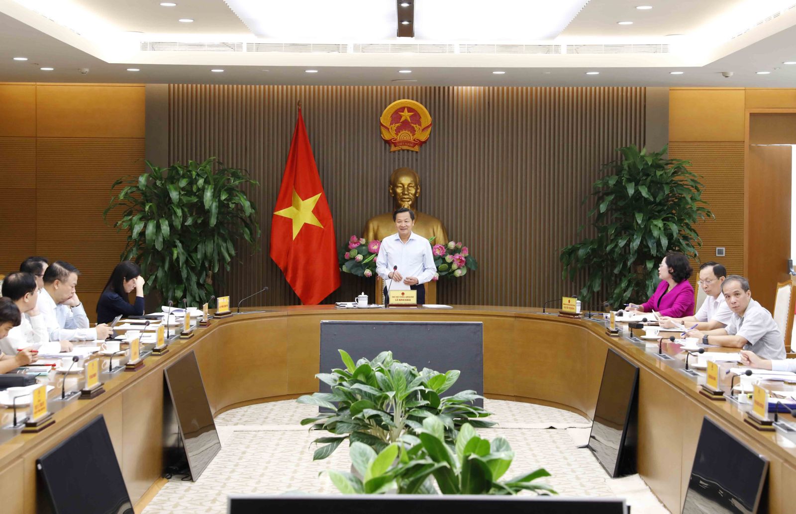 Phó Thủ tướng Lê Minh Khái chủ trì họp rà soát 2 Thông tư của Ngân hàng nhà nước. Ảnh: VGP