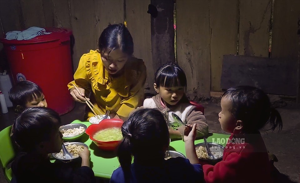 Cô giáo Lò Thị Tươi cho trẻ ăn bữa tối.