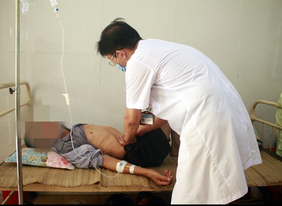 Bác sĩ tại  Bệnh viện Tâm thần tỉnh Ninh Bình thăm khám cho bệnh nhân nhập viện do sử dụng rượu bia. Ảnh: Diệu Anh