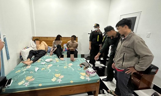 Các đối tượng sử dụng ma túy tại Bungalow ở Phú Quốc. Ảnh: Công an cung cấp