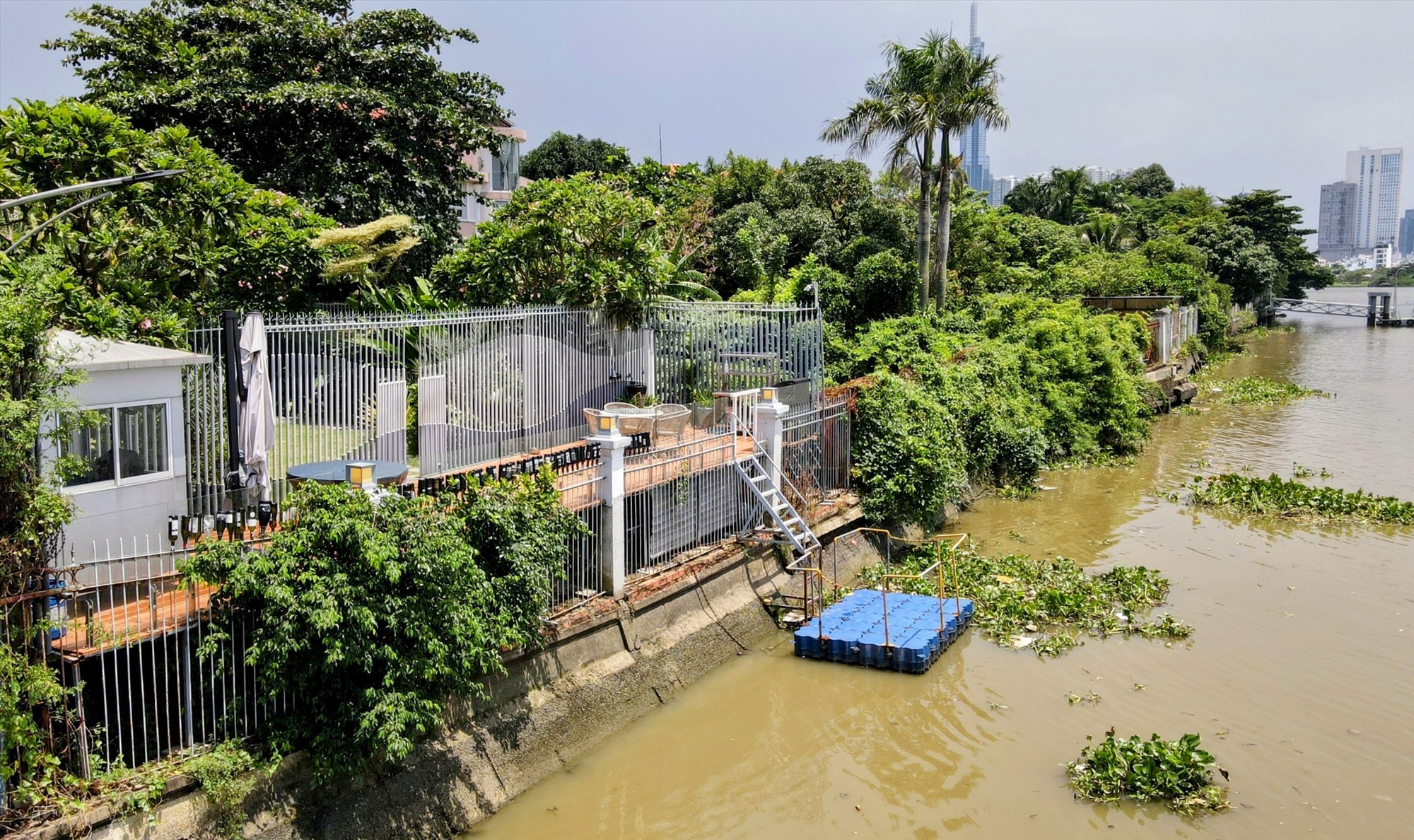  Đi dọc bờ sông Sài Gòn không khó để nhìn thấy hình ảnh hàng loạt công trình nằm lấn chiếm bờ sông.