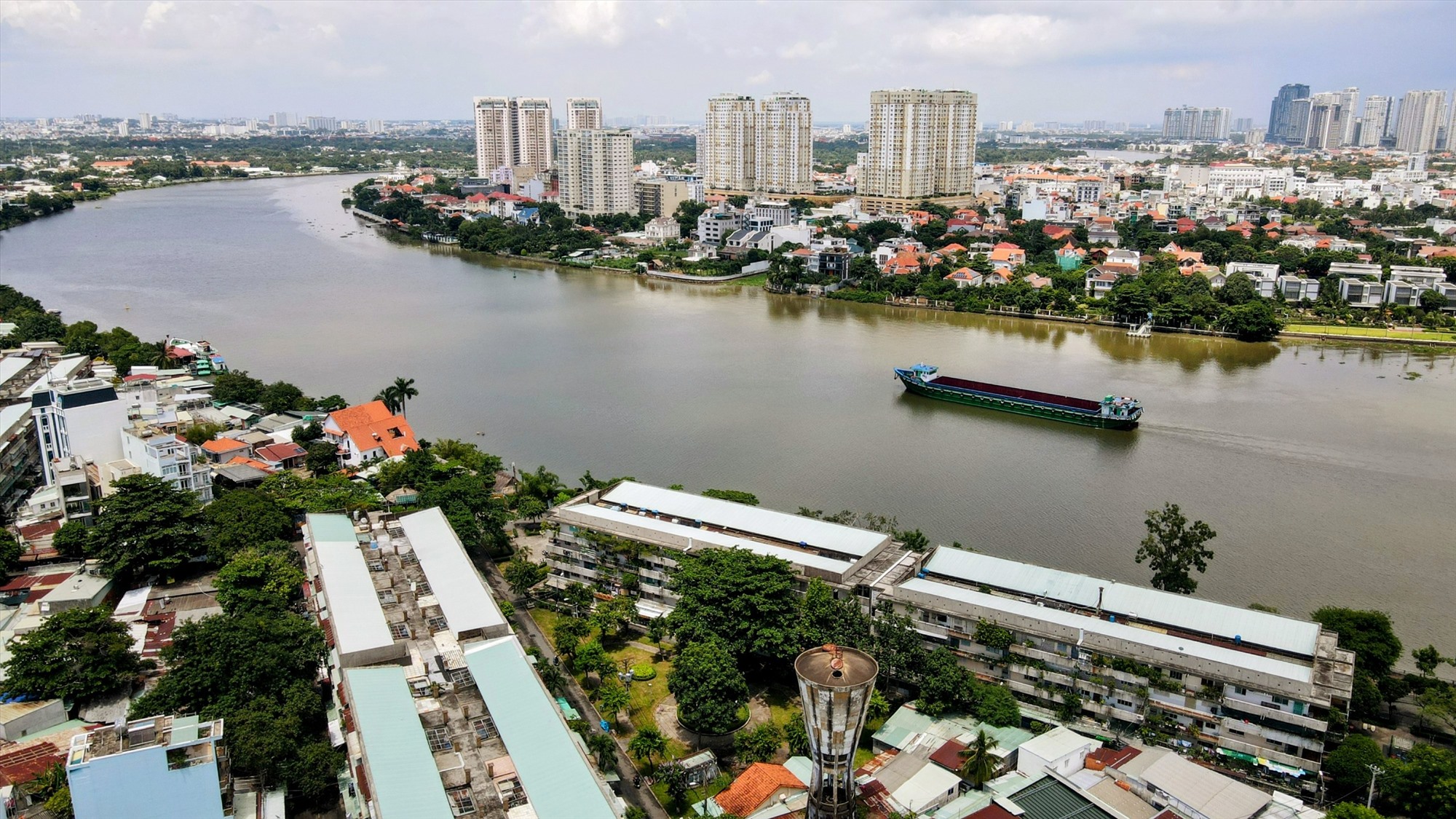 Làm đường ven sông Sài Gòn không phải là ý tưởng mới, nhưng để làm được bên cạnh việc lập quy hoạch, tìm nguồn vốn thì việc dọn dẹp không gian hai bên bờ cũng là điều hết sức quan trọng.