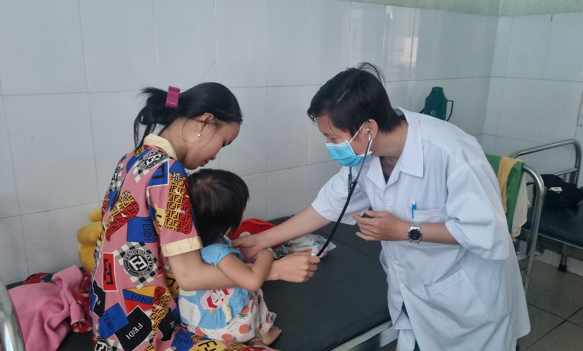 Tình hình bệnh tay, chân, miệng ở tỉnh Vĩnh Long tăng cao trong tháng 7, tháng 8, thuốc Gamma globulin (IVIG) đang "hiếm" nên được chỉ định sử dụng chặt. Ảnh: Hoàng Lộc
